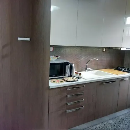 Just Renovated Studio Very Close To Port- Disιnfected After Each Check Out Lejlighed